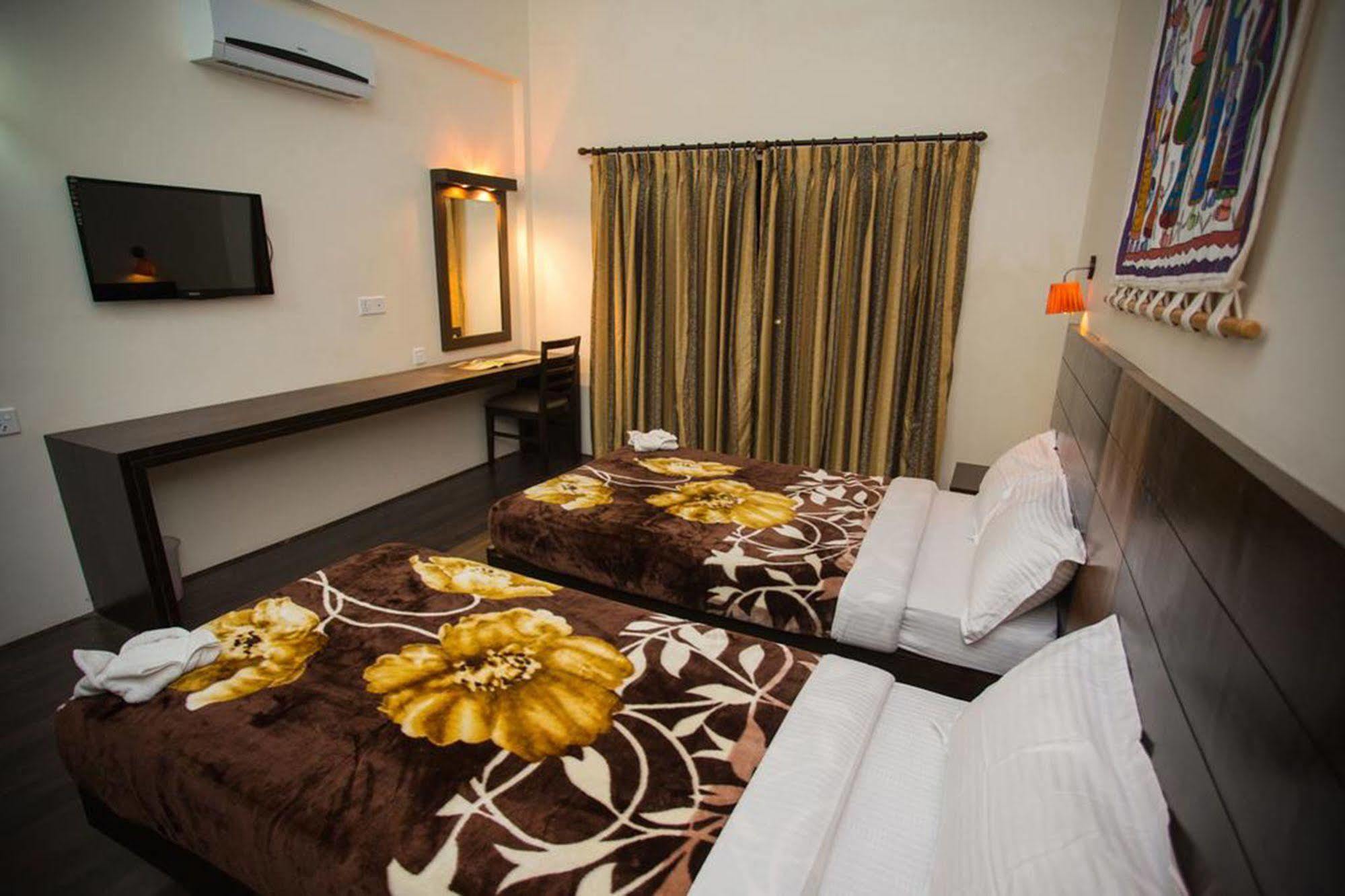 Chitwan Adventure Resort Sauraha Εξωτερικό φωτογραφία