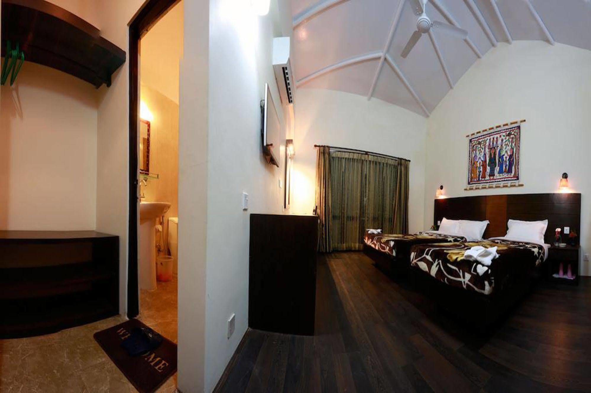 Chitwan Adventure Resort Sauraha Εξωτερικό φωτογραφία