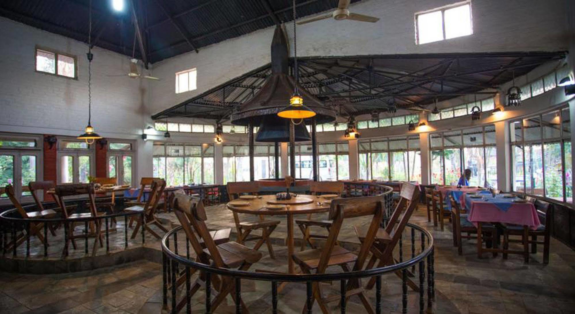 Chitwan Adventure Resort Sauraha Εξωτερικό φωτογραφία